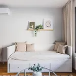 Bright 1br With Private Parking In Toeoeloe Daire