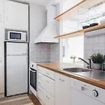 Bright 1br With Private Parking In Toeoeloe Daire Helsinki