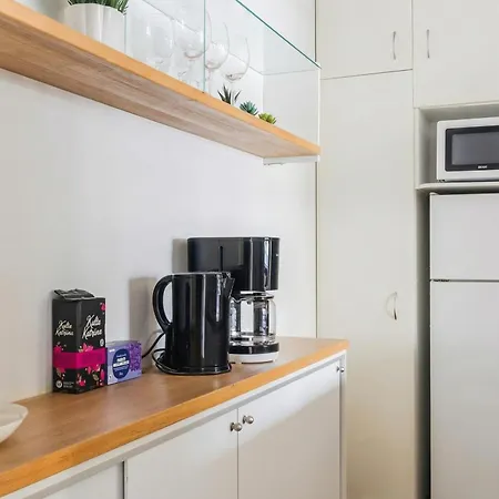 Bright 1br With Private Parking In Toeoeloe *