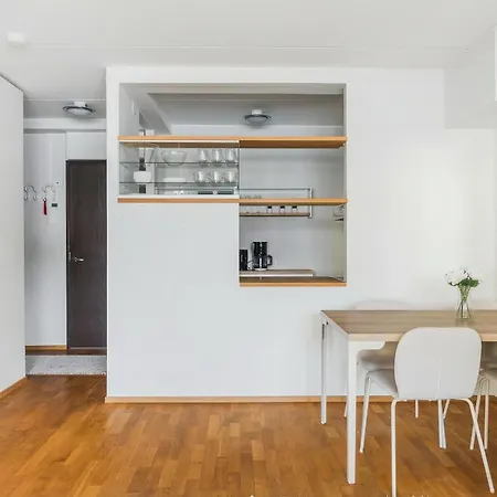 Bright 1br With Private Parking In Toeoeloe *
