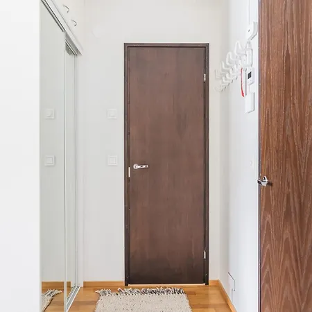 Apartment Bright 1br With Private Parking In Toeoeloe Helsinki