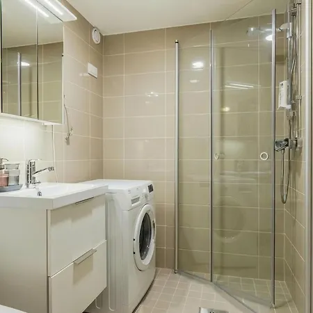 Apartment Bright 1br With Private Parking In Toeoeloe